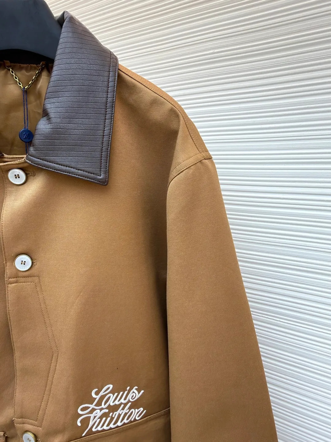 LOUIS VUITTON koi jacquard lapel jacket ●Original version: purchased and developed for 106000 ●Item number: 1681205-C15 ●Fabric: high-quality cotton fabric ●Technology: jacquard production ●Color: brown ●Version: fitted version ●Weight: about 980 grams ●Size: S-M-L-XL ●Description: Made of high-quality cotton fabric, crisp and textured. The leather splicing part of the collar has been carefully tanned and polished to make it soft and glossy. The splicing with the cotton fabric adopts seamless lamination technology; the pattern embroidery adopts multi-color three-dimensional embroidery technology, and different colors of silk threads are layered for embroidery, so that the pattern presents a rich three-dimensional sense and color levels. , the stitching is fine and even, the pattern details are clear and vivid, as if giving the pattern a sense of life; it is made of customized metal material, and has been polished, plated and other processes, the surface is smooth and textured, the stitching at the seams between the buttons and the body is firm, and the opening and closing is smooth, adding exquisite hardware embellishments to the overall shape. The overall wiring is straight and delicate, the fabric is comfortable and soft, and the color is consistent without color difference. It can be matched with the same style to create a fashionable look and control various occasions. Customized accessories, complete with three standards, same style for men and women!